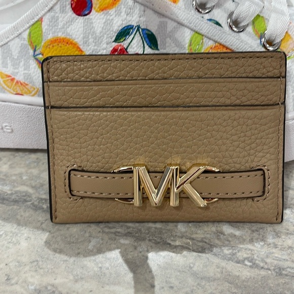 MICHAEL KORS
Reed Large Pebbled Leather Card Holder Case
Camel 
NWT - Picture 7 of 16